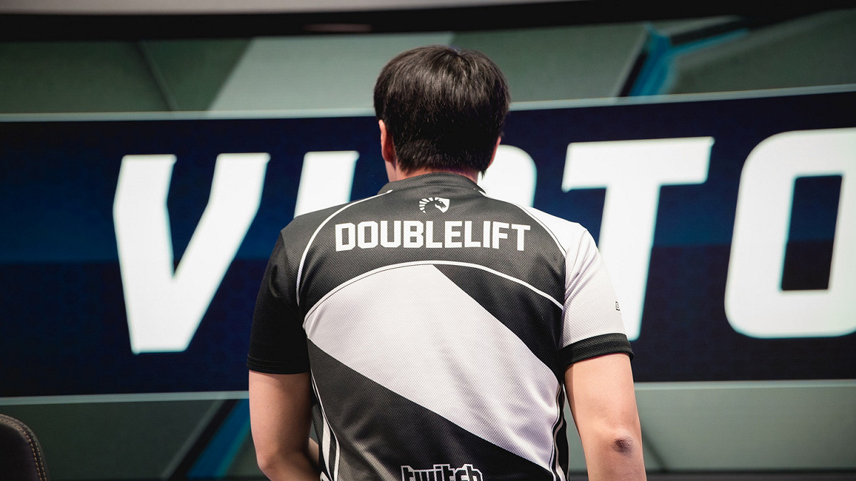 4月2日凌晨，《英雄聯盟》北美戰隊TL的當家AD選手Doublelift家中傳來噩耗，Doublelift的哥哥舉刀刺殺父母，而母親已被證實死亡、父親則重傷仍在醫院搶救中，面對這樣的慘劇，Doublelift仍然相當堅強，並堅持將出戰北美賽區的總決賽。 圖：翻攝自 LoL Esports Photos flickr