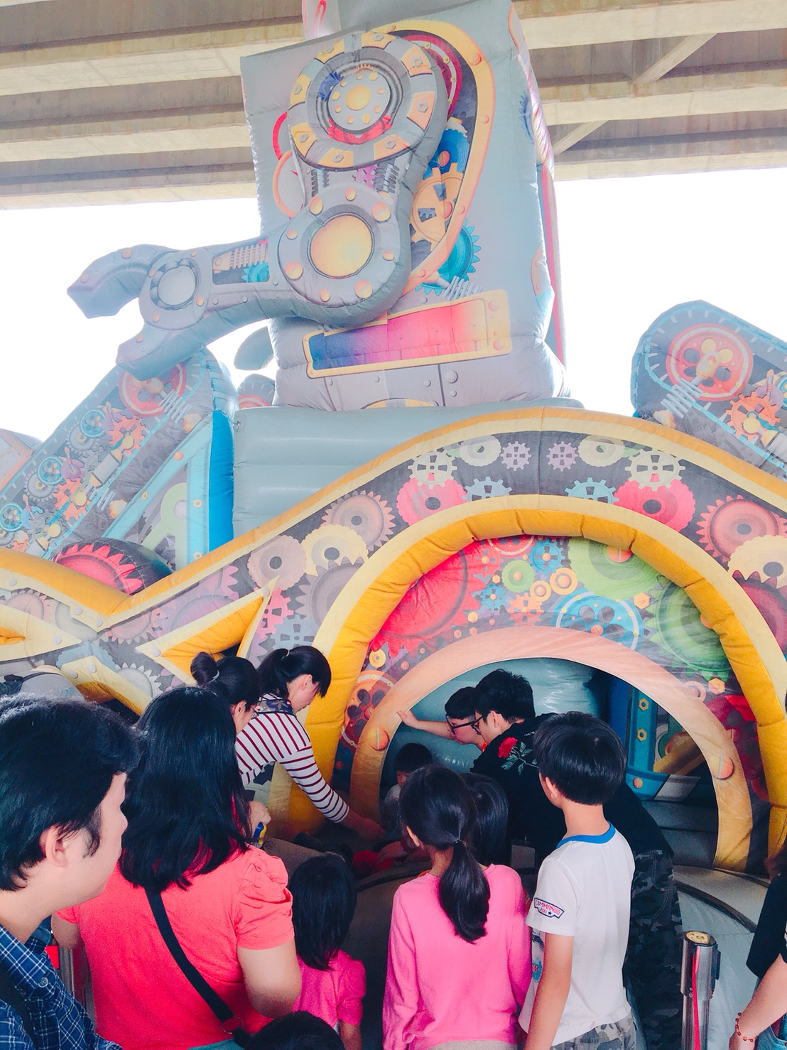新北市觀旅局在三重幸福水漾公園，首創「新北歡樂CAR」汽車遊樂園，今(4)天一亮相就出現不少手腳快的大小朋友，等著進入氣墊樂園玩耍！ 圖：新北市觀旅局／提供