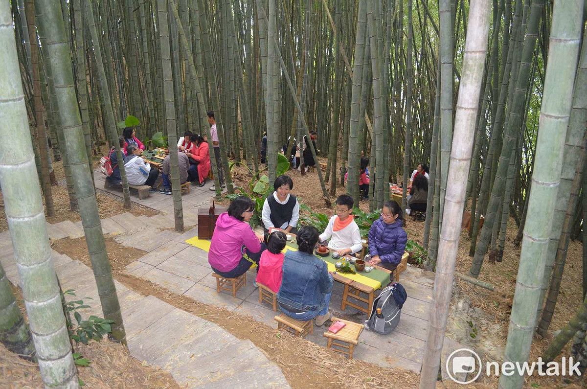 嘉義縣梅山鄉的竹林茶席頗為愜意。 圖：蔡坤龍/攝