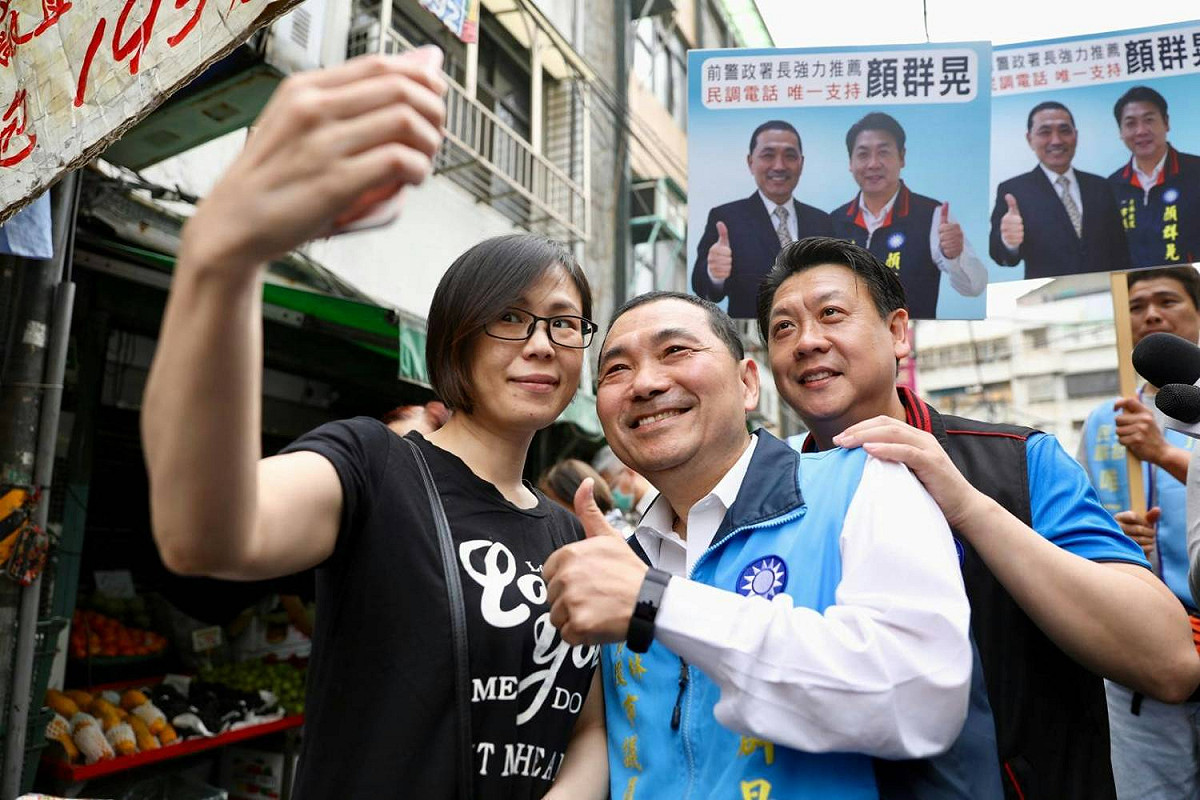國民黨新北市長參選人侯友宜為市議員參選人顏群晃拉票，路上民眾紛紛與他合照。 圖 : 侯友宜競選辦公室/提供