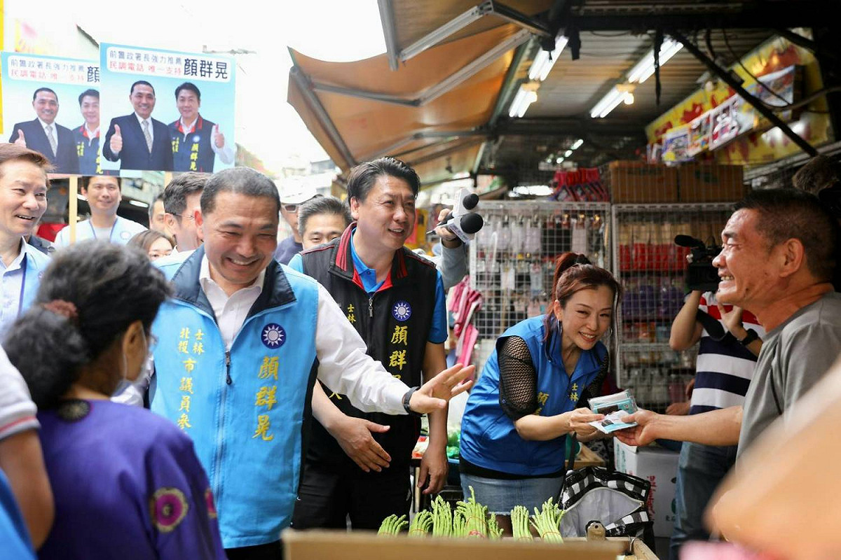 國民黨新北市長參選人侯友宜為市議員參選人顏群晃拉票。 圖 : 侯友宜競選辦公室/提供