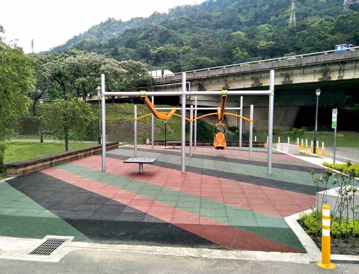 三鶯運動公園遊戲場則成為叢林探索體能遊戲場，其中亮點為滑索設施了，藉由滑行、攀爬及擺盪等動作，激發兒童體能協調的反應力。 圖：新北市政府高灘地工程管理處/提供