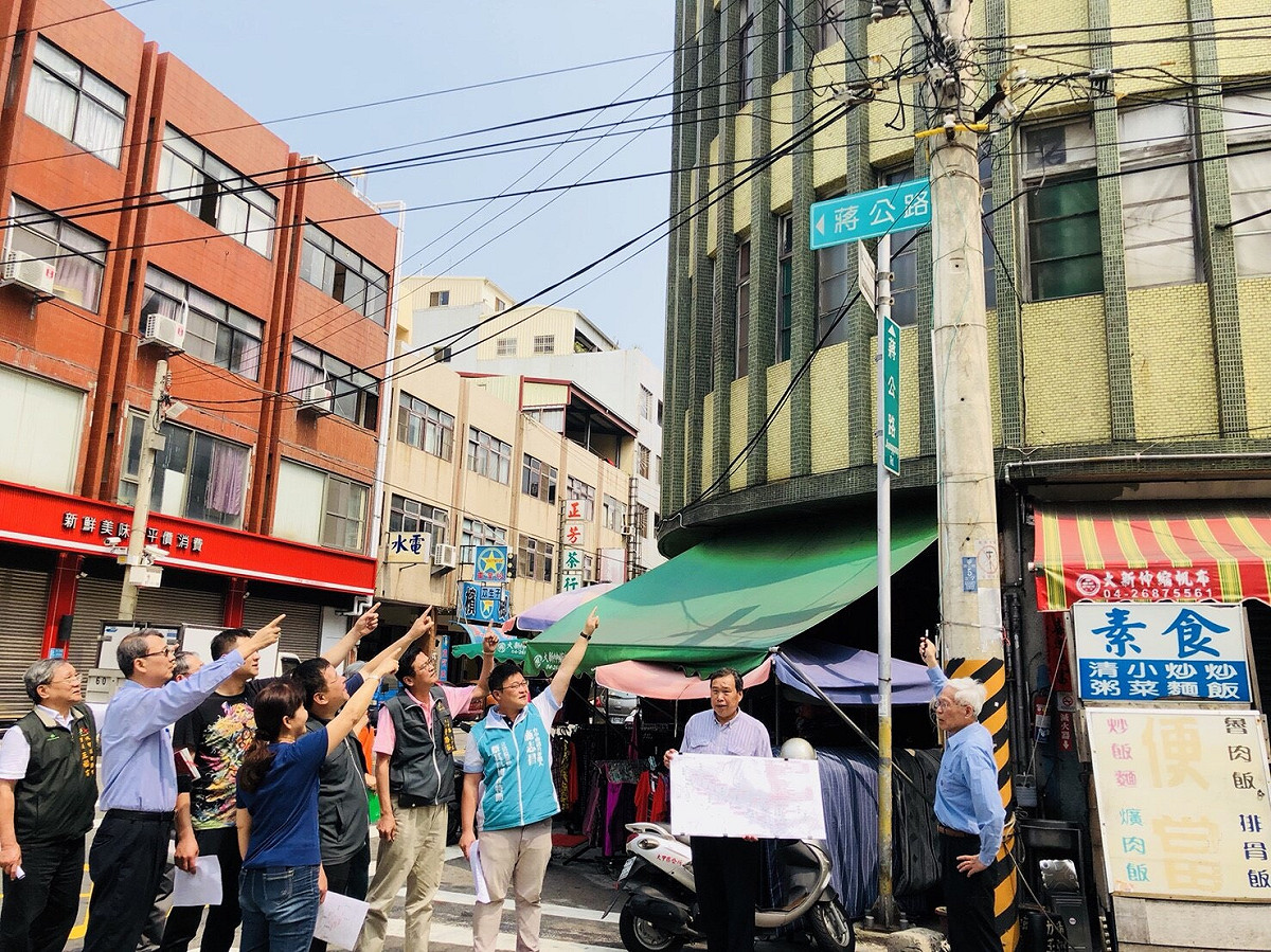 蔣公路商圈電桿還未地下化，破壞了天際線。 圖 : 蔡其昌服務處/提供