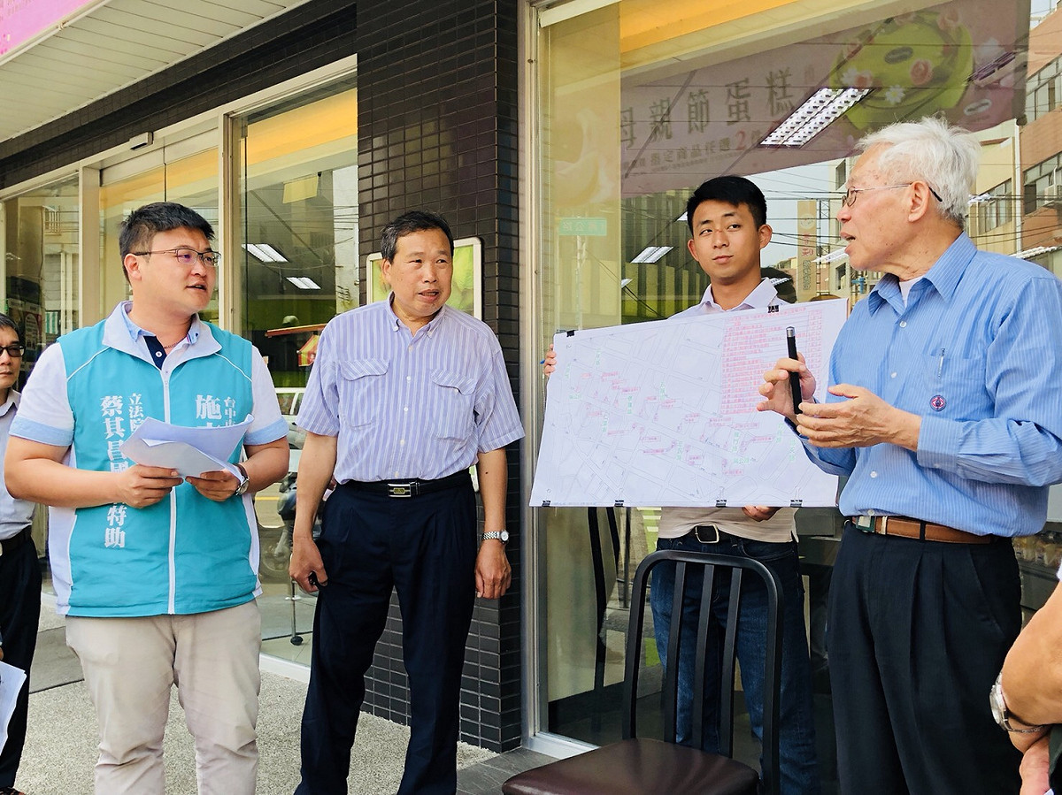 蔡其昌特助施志昌與相關人員到現場會勘。 圖 : 蔡其昌服務處/提供