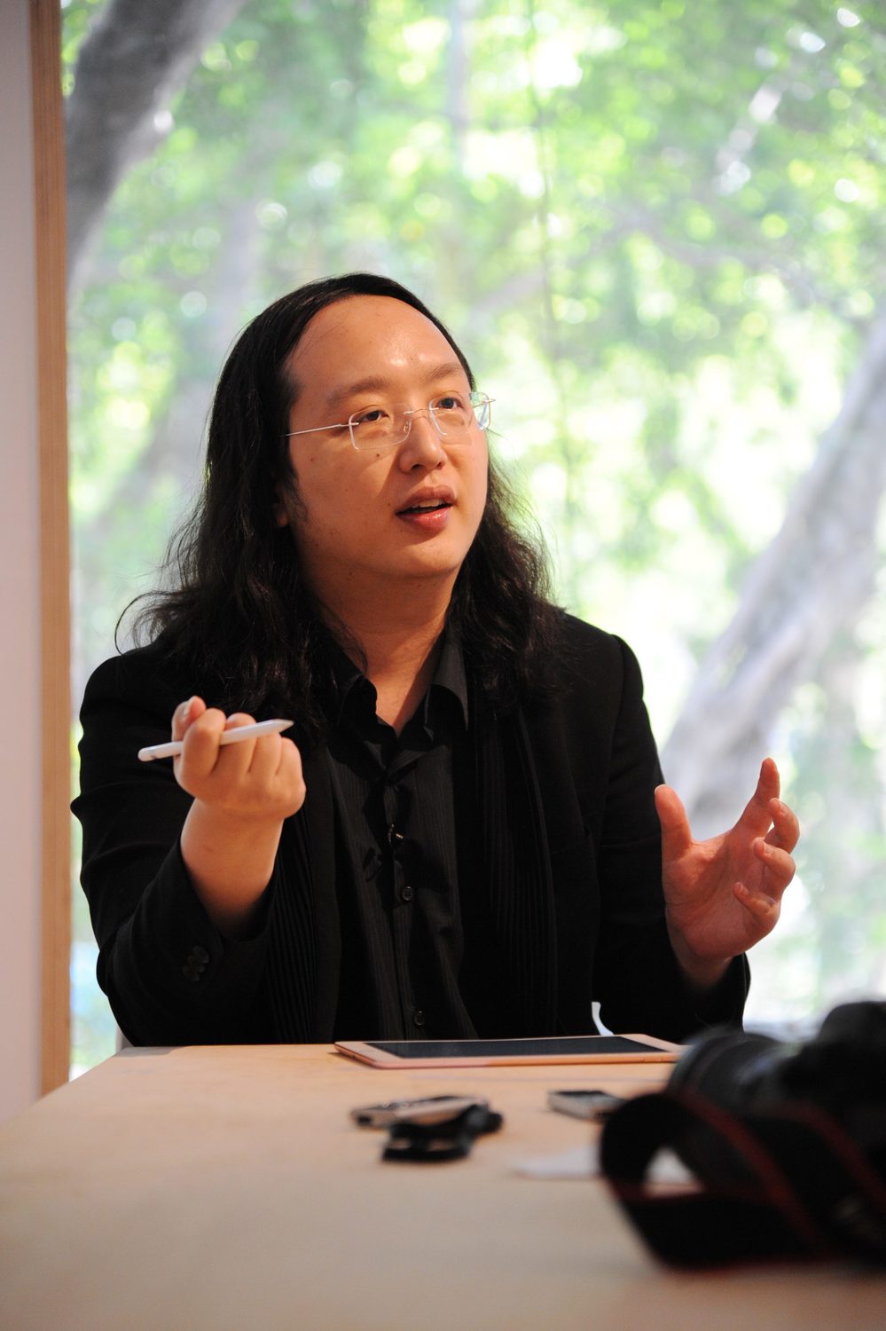 微軟跟Google都陸續在台灣宣布成立AI研發中心，對於國內產業及發展有什麼應用? 行政院政務委員唐鳳表示AI是個觸媒，有助於整合社會產業與社會關係，