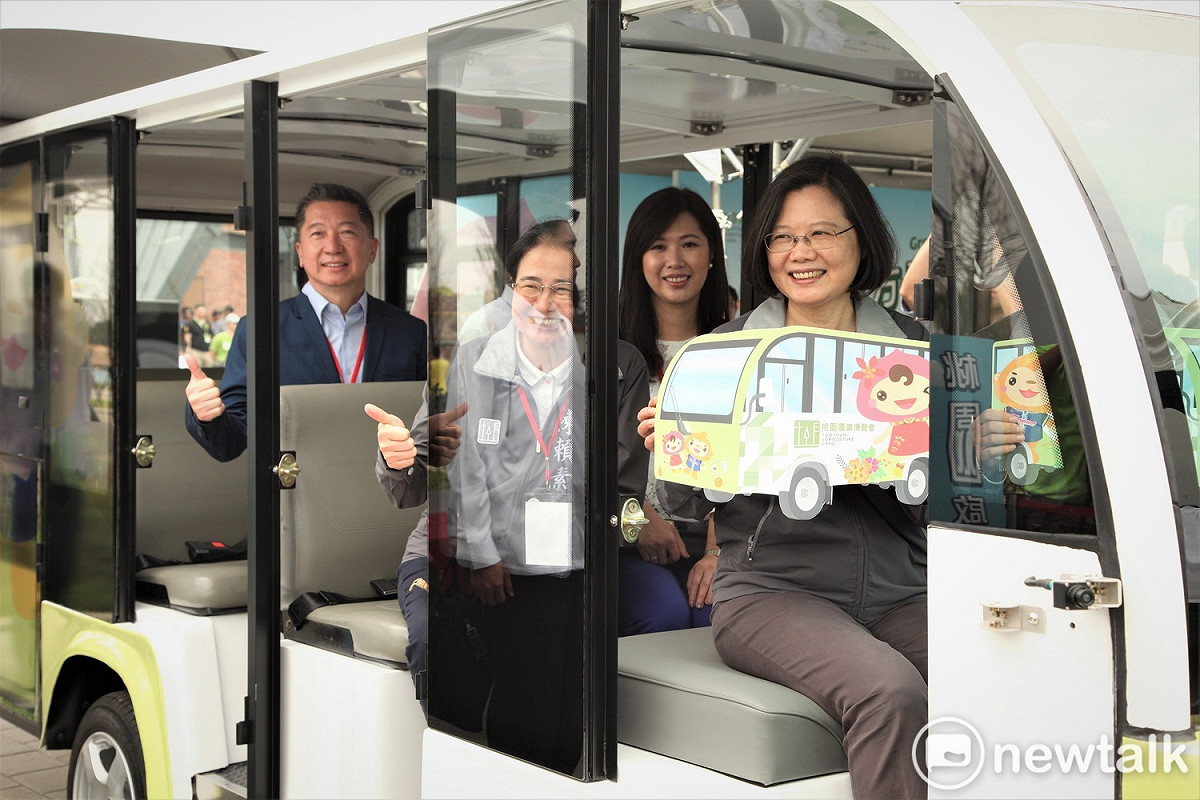 桃園農博推出由首輛由國人製造的無人駕駛電動車，開放民眾免費試乘。 圖:林昀真/攝