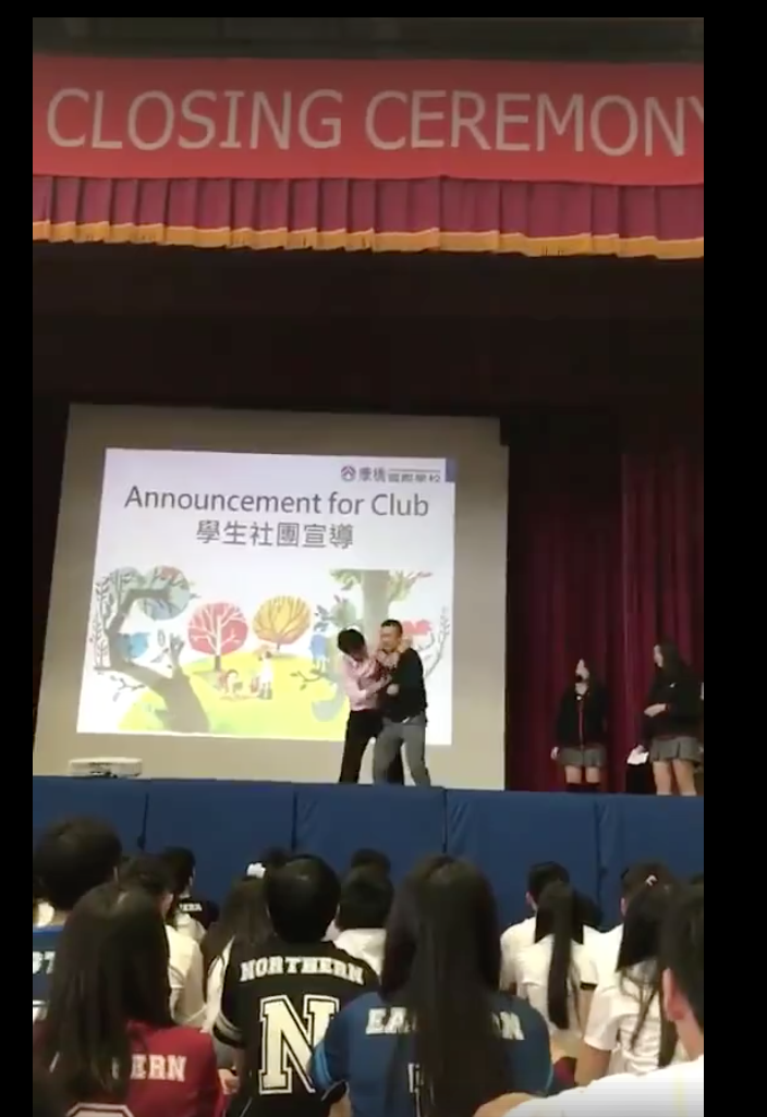 孫安佐日前被爆料，在曾就讀的康橋國際學校結業式時，衝上台大喊著「I will bomb the school （我會炸了學校）」，引來一片議論。但今（4）日有人po出現場還原影片，孫並無大喊任何恐嚇字眼，反而是跟同學道別。 圖：翻攝自楊淑媜臉書