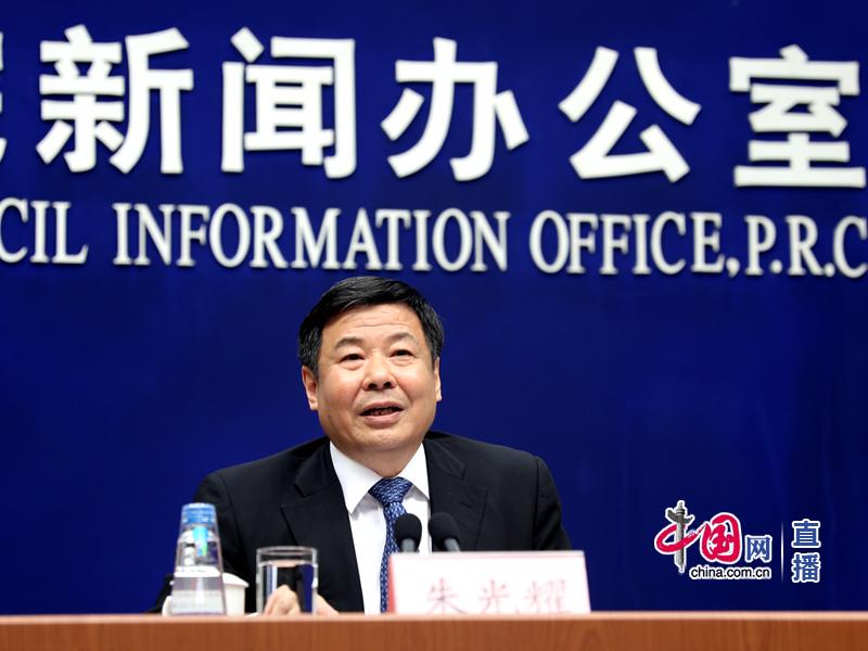 針對美國總統川普（Donald Trump）日前在推特中提出，希望中方每年減少1000億美元的對美順差一事，中國財政部副部長朱光耀則表示「絕對不能接受」，「因為辦不到」。 圖：翻攝自中國網