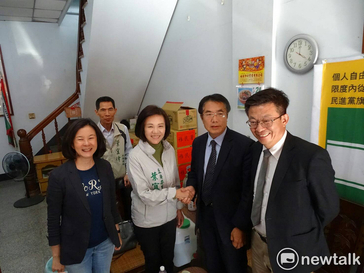民進黨台南市長參選人黃偉哲(右2)先後拜會葉宜津（右3）、顏純左，葉、顏二人皆表明會全力支持。 圖 : 黃博郎/攝