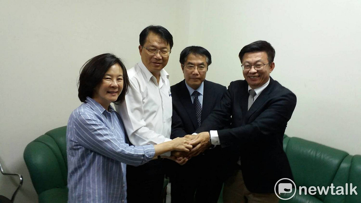 民進黨台南市長參選人黃偉哲（右2）先後拜會葉宜津、顏純左，葉、顏二人皆表明會全力支持。 圖 : 黃博郎/攝