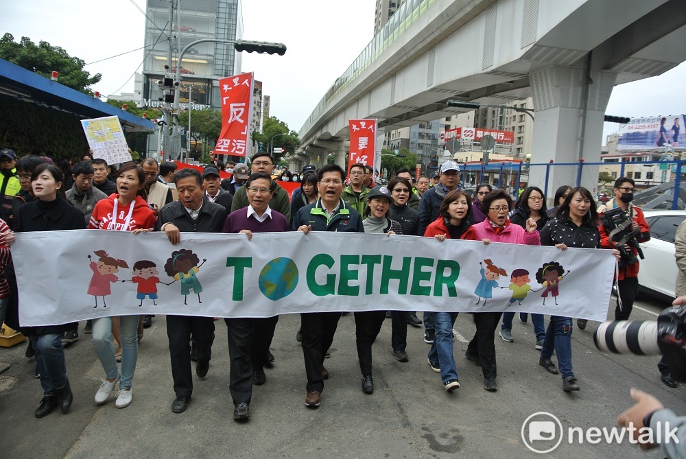 台中市長林佳龍在反空汙大遊行時走上街頭。 圖：唐復年/攝