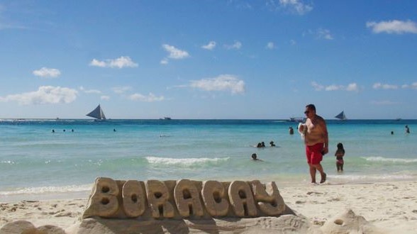 菲律賓馳名觀光景點長灘島（Boracay），確定將從26日開始封島6個月，以落實島上環保及其他硬體的改造工程。 圖：中央社