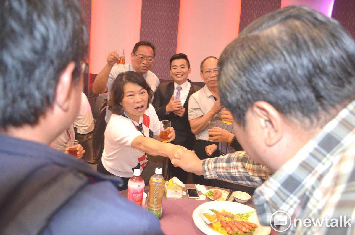 黃敏惠跑攤拜票時，熱力四射。 圖：蔡坤龍/攝