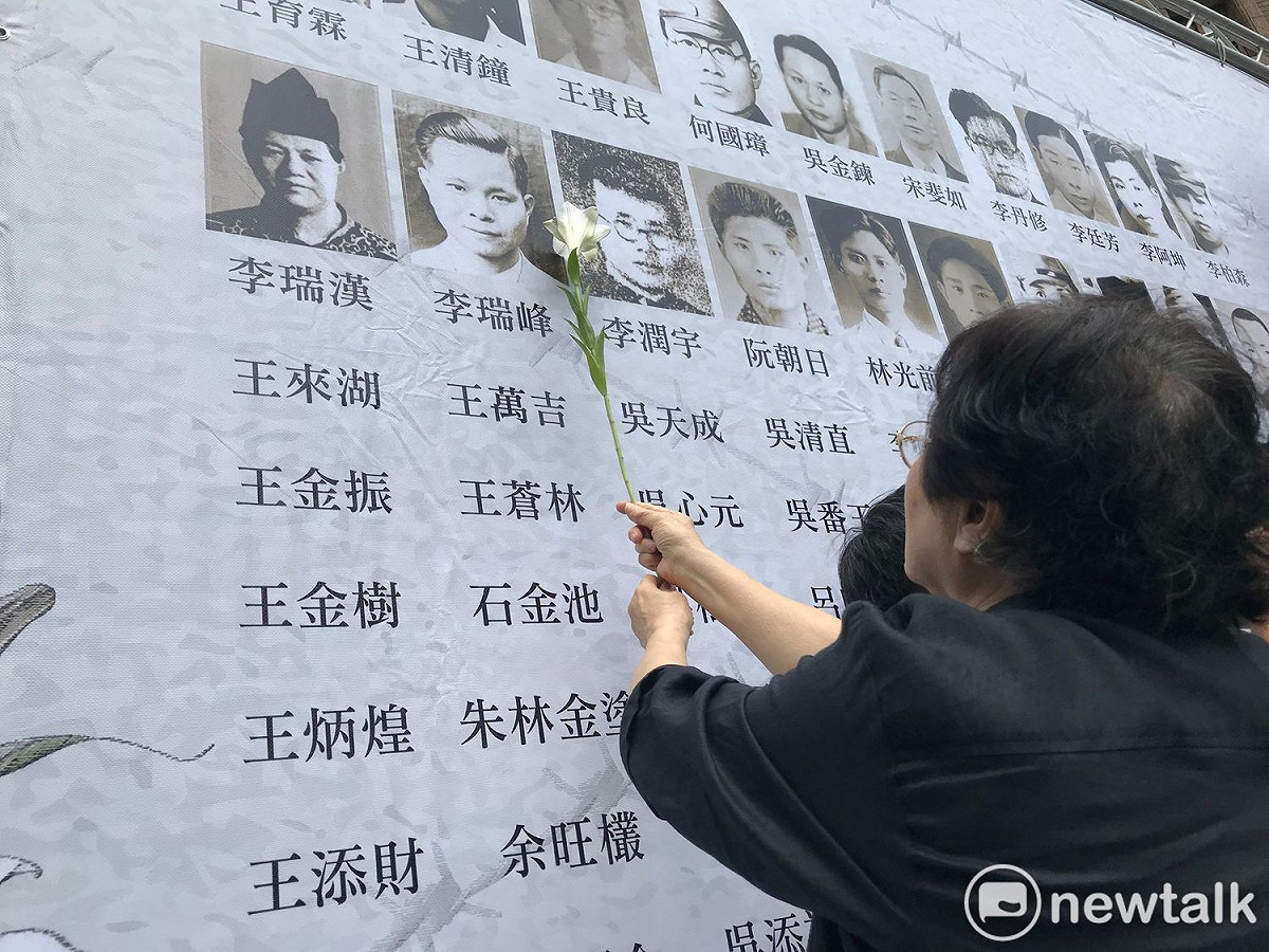 228事件失蹤受難者家屬獻花追悼先人。 圖 : 周煊惠 / 攝