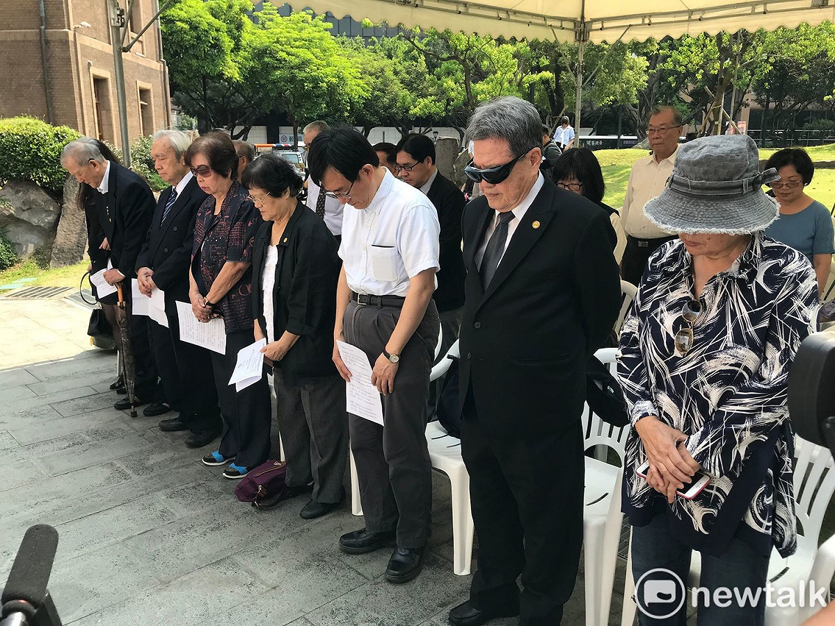 為228失蹤受難者默哀。 圖 : 周煊惠 / 攝
