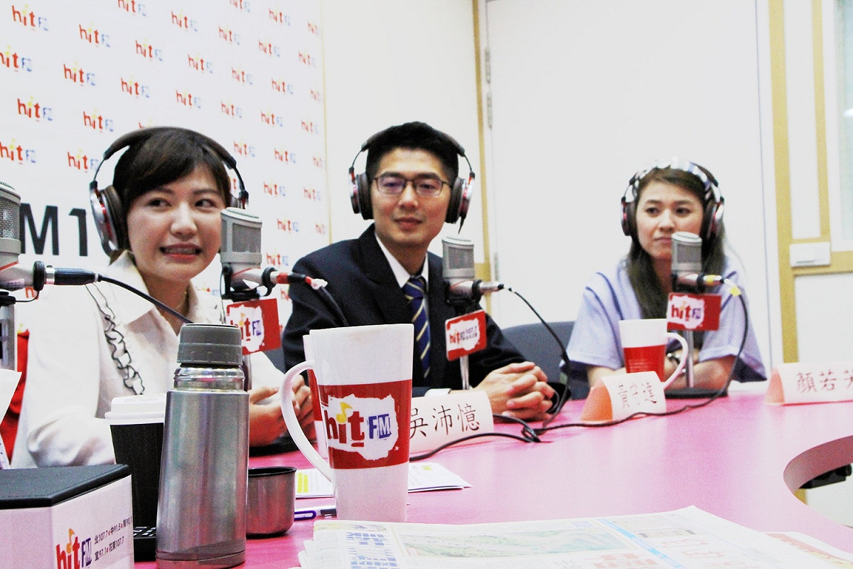 台北市議員參選人吳沛憶（左起）、台中市議員參選人黃守達、力拚連任的現任台北市議員顏若芳今（5）日接受廣播電台專訪。 圖：《蔻蔻早餐》 / 提供