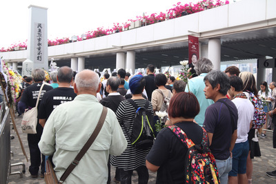 香港支聯會於5日清明節時，向1989年北京「六四事件」死難者獻花，並重申「結束（中共）一黨專政」的立場。 圖：中央社