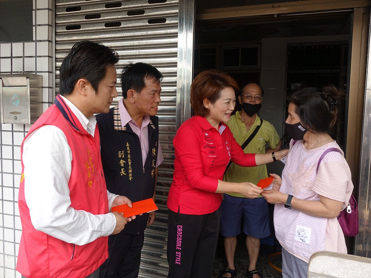 嘉義市議長蕭淑麗今（5）日下午主動聯繫嘉市嘉邑行善團、愛鄉慈善會、仁愛慈善會、南恩禪寺功德會共四個慈善團體，偕同前往慰問芳安里興業三村火災受災戶。 圖：嘉義市議會提供