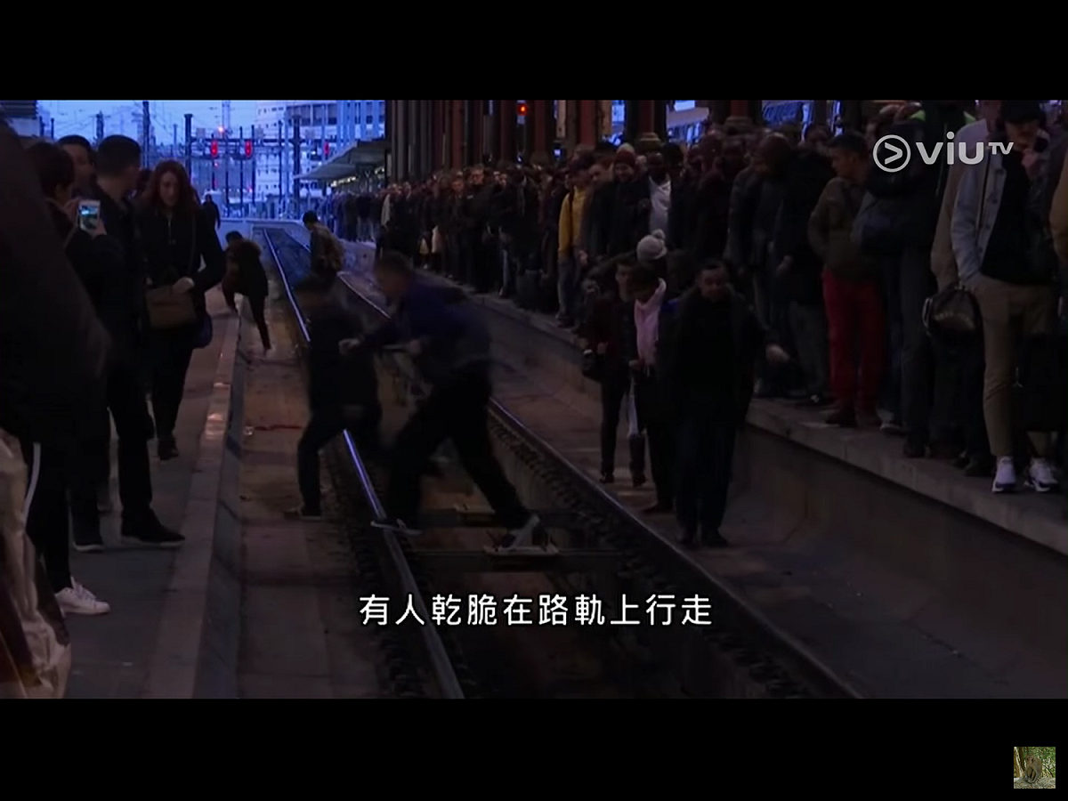 在巴黎最繁忙的車站巴黎北站(Gare du Nord)，月臺上到處都擠滿了人，一些乘客甚至被擠下了月臺，跌入到鐵軌上。其他有一些車站的燈和自助售票機都被關掉，整個車站陷入一片漆黑。 圖：翻攝自Youtube