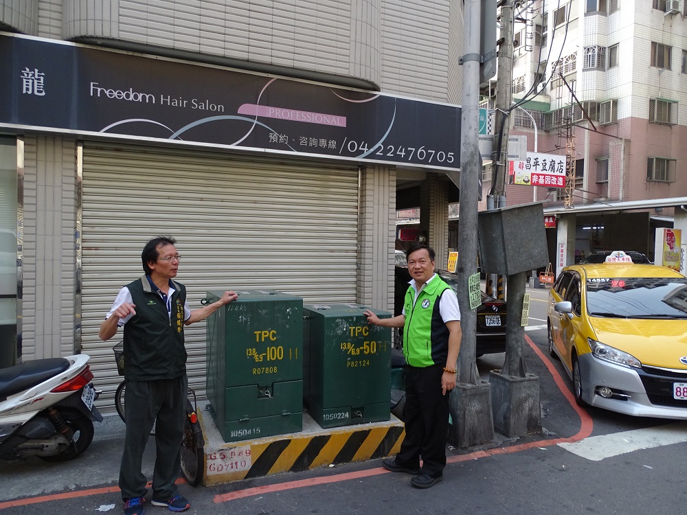 市議員曾朝榮（右）協助北屯區平順里爭取電纜線地下化。 市議員曾朝榮/提供