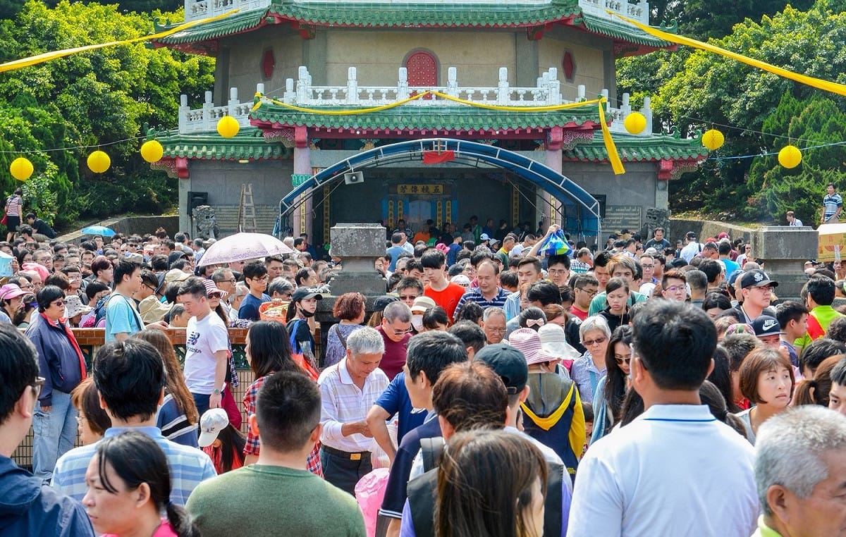 每年清明掃墓，桃園市新屋區葉家祖祠都會聚集來自國內外的葉氏子孫祭拜先人，場面壯觀。 圖：桃園市政府提供