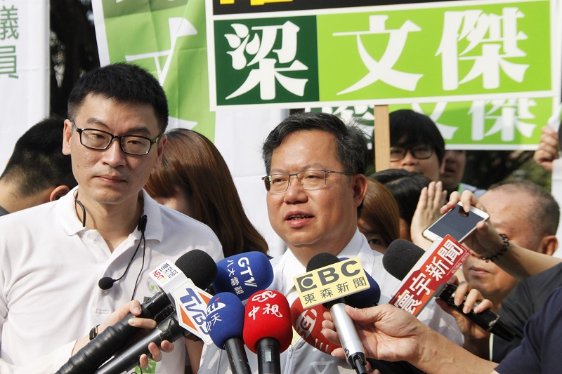 鄭文燦接受媒體採訪，表示對梁文傑的支持。 圖：梁文傑辦公室提供