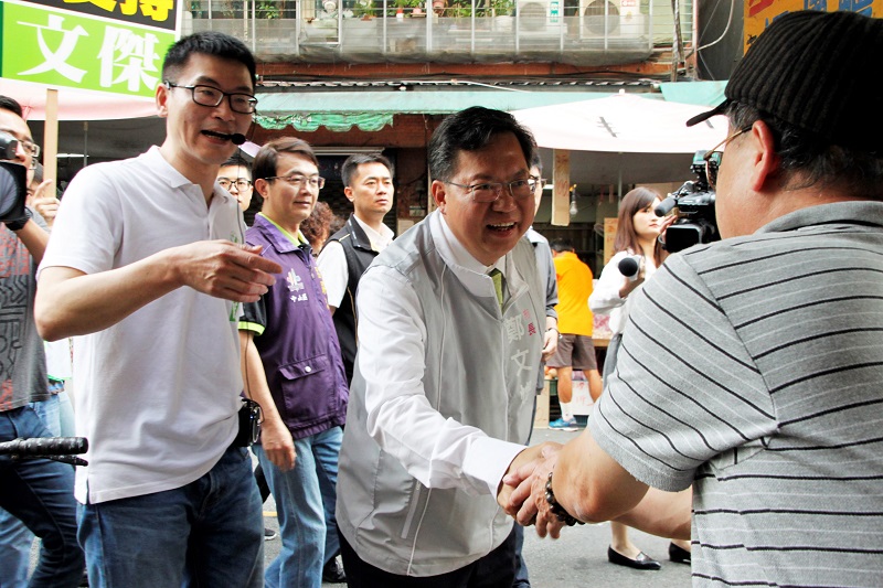 鄭文燦陪同梁文傑一起掃街，向選民拜票。 圖：梁文傑辦公室提供