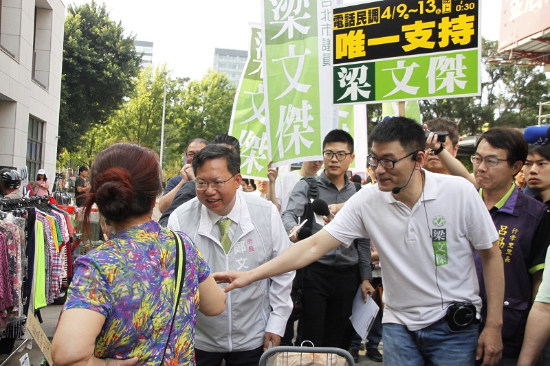 鄭文燦陪同梁文傑一起掃街，向選民拜票。 圖：梁文傑辦公室提供