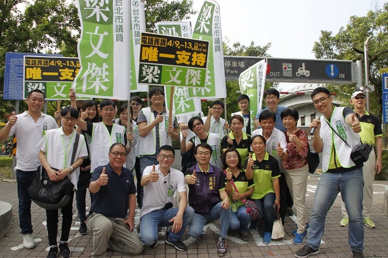 梁文傑宣佈選情告急，與團隊積極進行競選宣傳活動。 圖：梁文傑辦公室提供