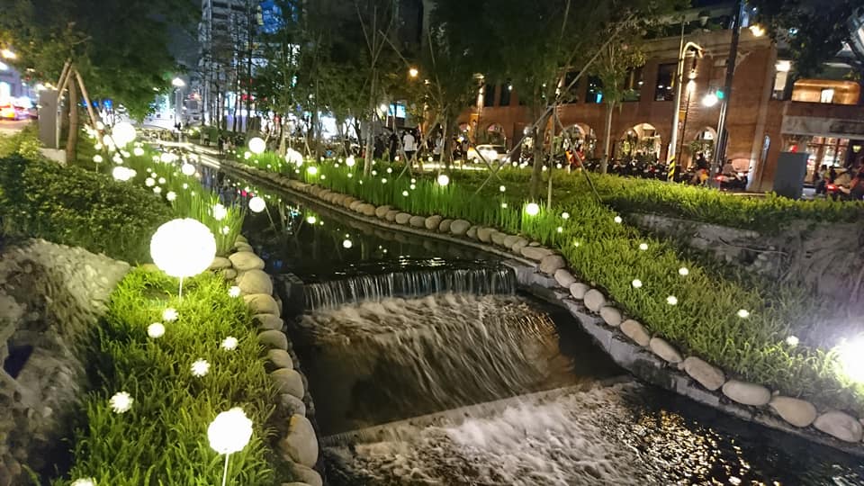 綠川水岸廊道夜景從年初開始已吸引許多旅客前往朝聖，綠川創意藝術光景將在本周日4月8日結束！還沒看過這美麗水岸的朋友快趁連假跟上吧！ 圖：新盛綠川水岸廊道FB粉絲專頁提供