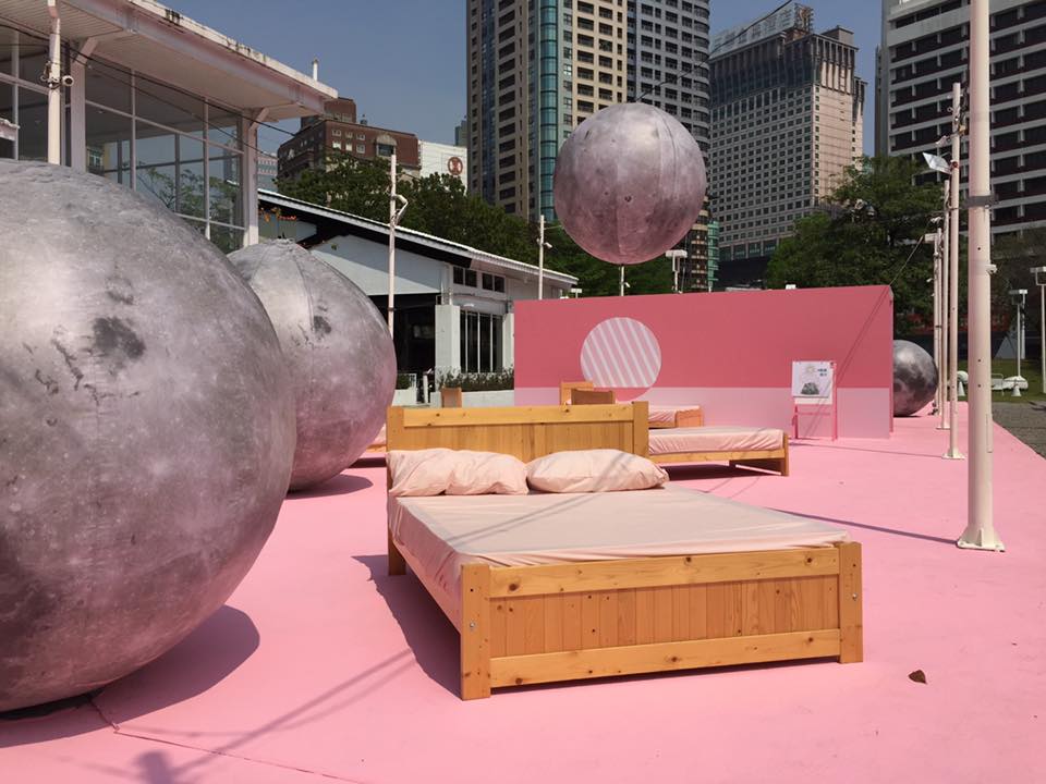 台中現今最夯的卡熱點非這個莫屬！在台中勤美美術館從即使起到6月30日展出「粉紅現象」藝術展，整片讓少女為之瘋狂的粉紅色背景，吸引許多網美前往打卡拍照。 圖：勤美術館FB粉絲專頁提供