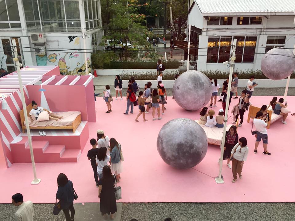 展覽有粉紅背景大床、小盒子中隱藏粉紅籃球場、臥室照、男友親餵義式餐廳、繽紛女孩健身房等拍照場景，讓勤美美術館直接升級成網美打卡集散地！ 圖：勤美術館FB粉絲專頁提供