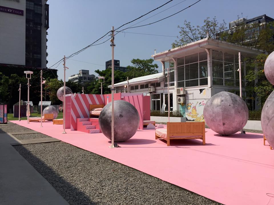 展覽講述著一種美好生活的社會現象，一段當代美學的重新演繹，讓許多女孩們在展場中穿梭進行創作，在這粉色的世界中開心的笑著，充滿春天氛圍。 圖：勤美術館FB粉絲專頁提供