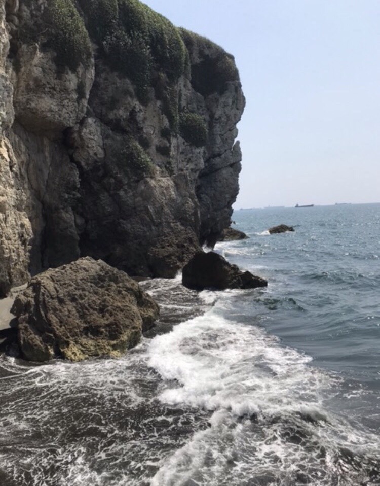 出了隧道口，即是旗後山下的旗津灣峽，浪花拍打在高聳陡峭的石灰岩璧，呈現壯闊原始的海景。 圖：翻攝自《TripleFeet》APP