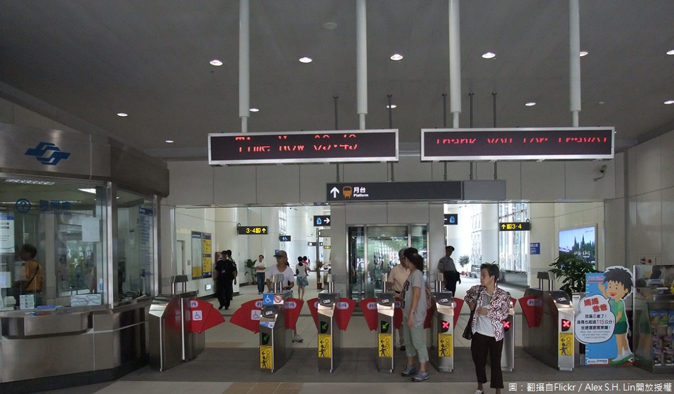 雙北合推「公共運輸定期月票」吃到飽，售價1280元，已經正式上路第二天，但今(17)尖峰時段仍看到有人手持定期票在捷運站票閘口停滯不前，北市交通局表示，購買月票後，第一次使用僅限先刷捷運、雙北公車。 圖：翻攝自Flickr／Alex S.H. Lin開放授權
