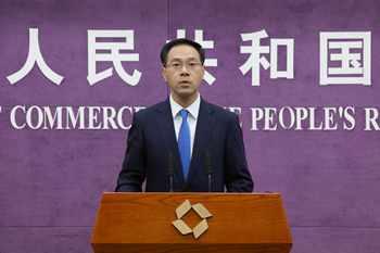 中國商務部發言人高峰並否認中美雙方正就貿易衝突進行談判，他表示，一段時間以來，雙方的財經官員並沒有就經貿問題進行任何談判。美方公布301調查報告及產品建議清單，又再提出增加1000億徵稅商品，「在這種情況下，雙方更不可能就此問題進行任何談判」。 圖：翻攝自中國商務部網站
