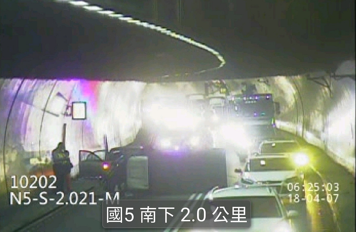 國道五號往宜蘭方向2公里處，兩車擦撞翻車，現已拖吊清除狀況。 （圖：翻攝自即時路況）