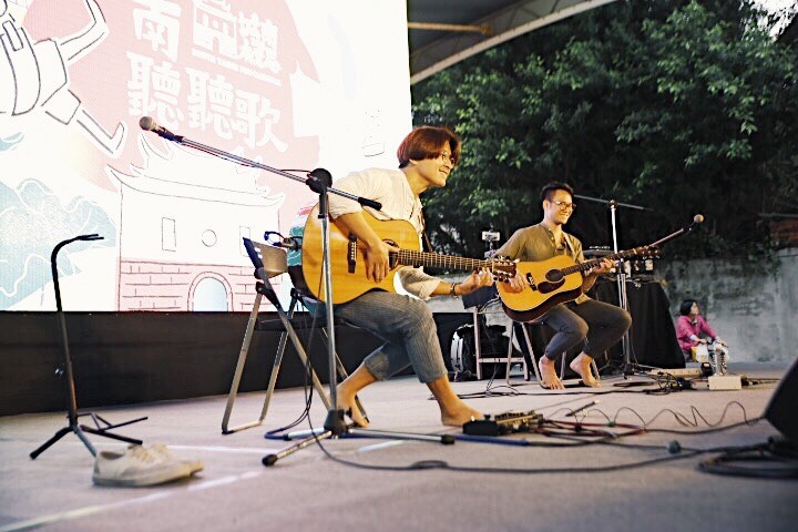 今下午在泉州街舉辦「城南聽聽歌」音樂會，邀請多元風格曲調的歌手，融合民謠、爵士、搖滾、新世紀等元素，創造慢活輕鬆的聽覺享受城南區。 圖：中華文化總會提供