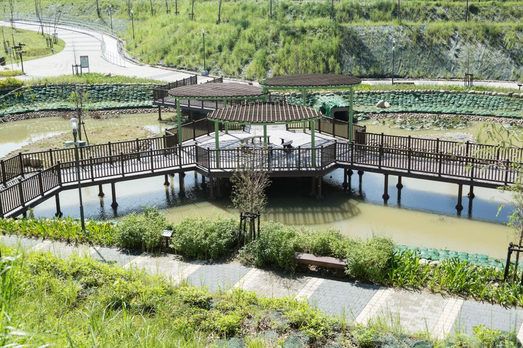 坪林森林公園是台灣一座森林公園區，在台中市太平區，內包含有環湖步道、親水木棧道、兒童遊憩區等公共設施，園區保留了695棵原生樹林，隨著四季變化，並搭配滯洪池裡一片綠意，風景相當優美。 圖：台中市觀光旅遊網提供