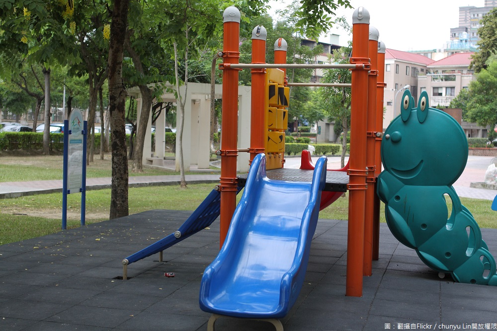 台中的北屯兒童公園面積有5公頃，戶外兒童遊樂設施，像溜滑梯、盪秋千、搖搖馬等，室內有兒童館、人工湖、少棒場、網球場等設施，是一座動靜皆宜的親子公園。 圖：翻攝自Flickr／chunyu Lin開放權限