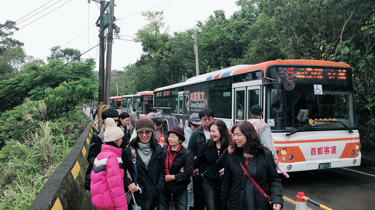 民眾掃墓可以搭乘公車前往墓區，方便快捷。 圖：首都客運/提供