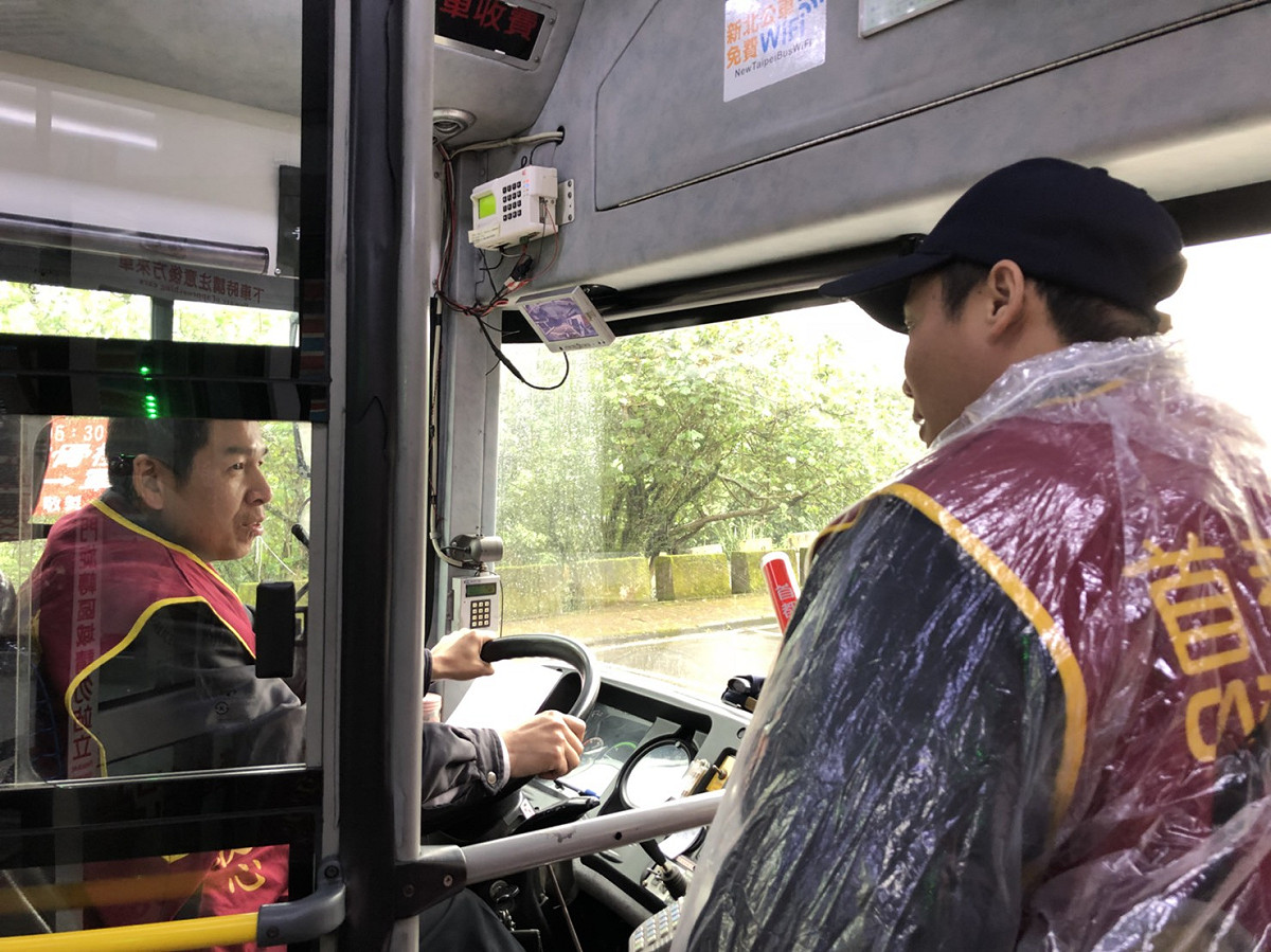 首都客運工作人員上車提醒駕駛天氣不佳注意行車安全。 圖：首都客運提供