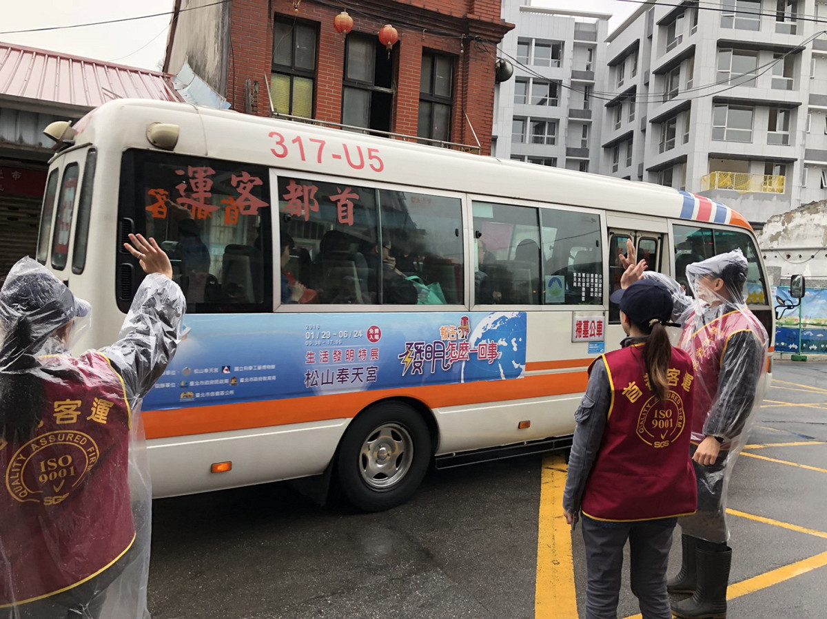 首都客運工作人員向車上民眾揮手問候。 圖：首都客運提供