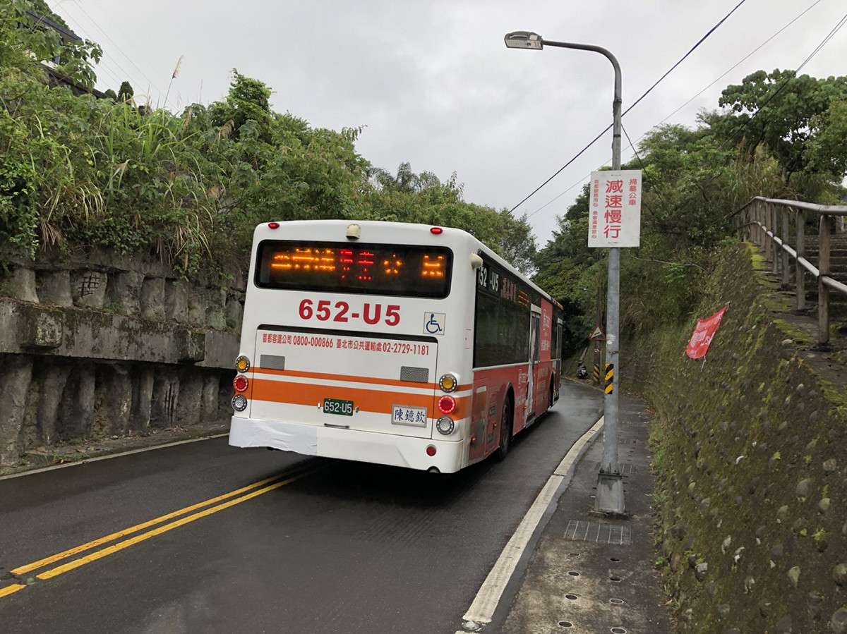 特定路段設置標語提醒駕駛減速慢行。 圖：首都客運提供