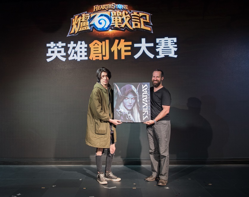 Ben頒發希瓦娜斯．風行者雕像予本次《爐石戰記》英雄創作大賽冠軍。 圖 : 暴雪娛樂/提供