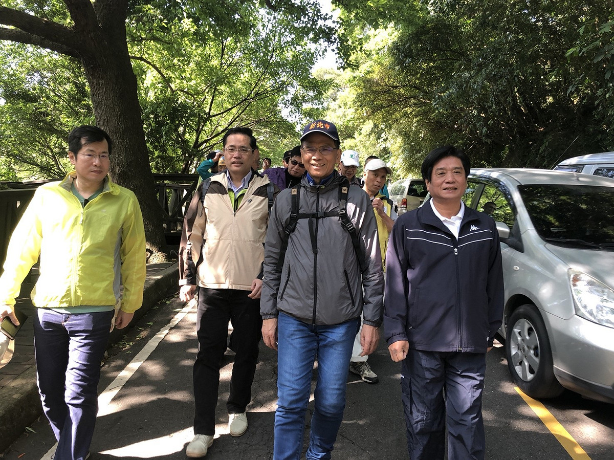 黨內英系立委羅致政與江永昌、正國會立委高志鵬與吳琪銘，以及三重、蘆洲立委林淑芬，上午也按原定計畫邀請游錫堃一起登觀音山。游錫堃上午一到現場，支持者群湧而上，鼓掌加油聲浪不斷。 圖：游錫堃辦公室提供