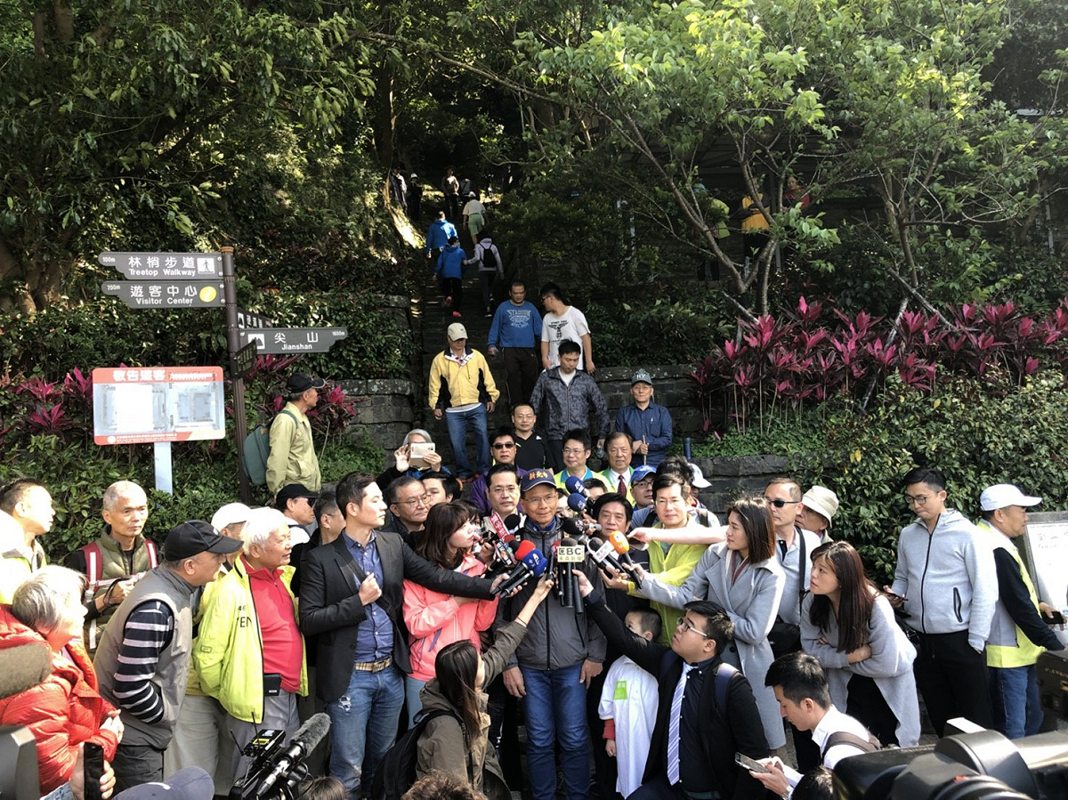 黨內英系立委羅致政與江永昌、正國會立委高志鵬與吳琪銘，以及三重、蘆洲立委林淑芬，上午也按原定計畫邀請游錫堃一起登觀音山。游錫堃上午一到現場，支持者群湧而上，鼓掌加油聲浪不斷。 圖：游錫堃辦公室提供