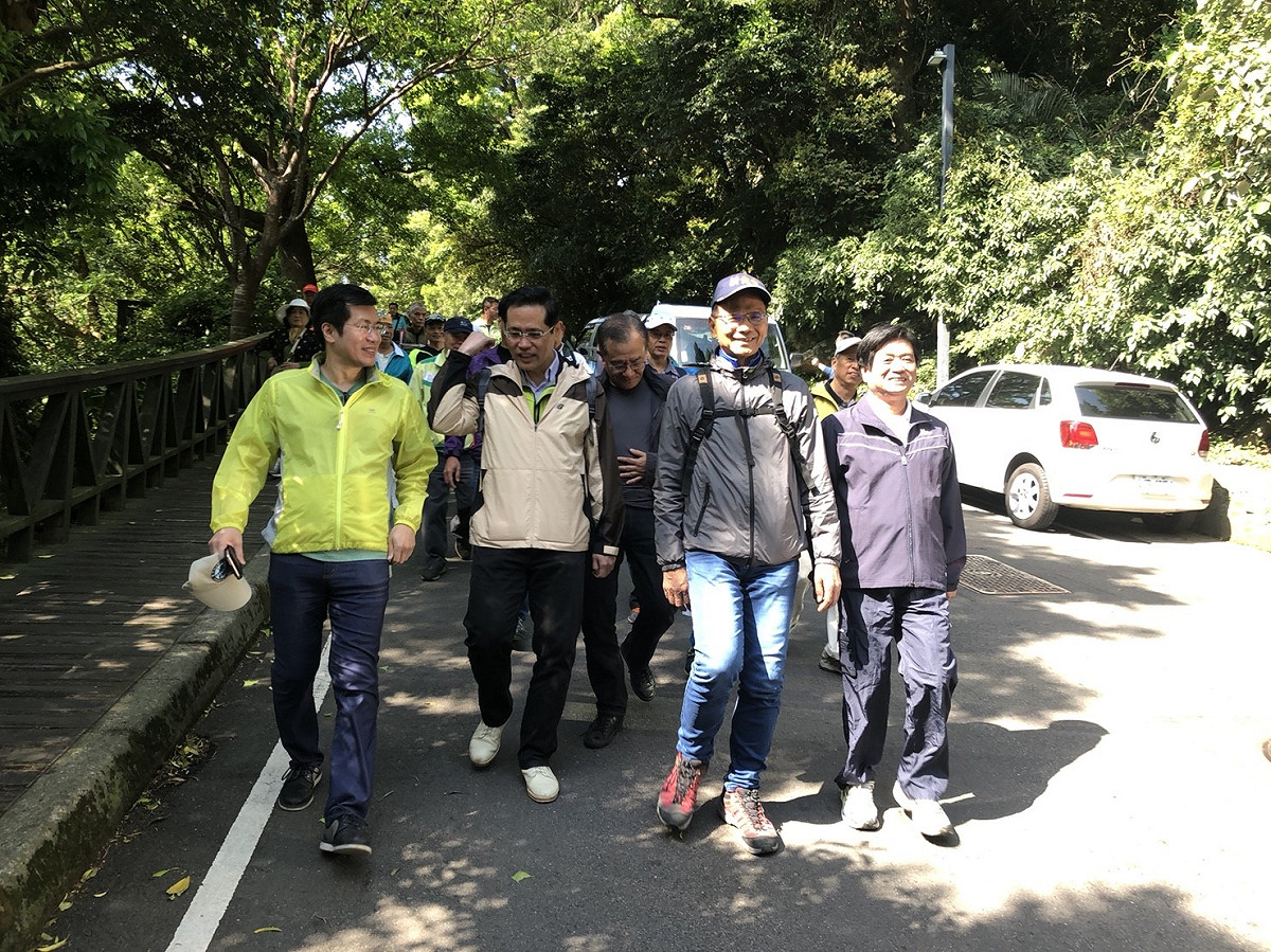黨內英系立委羅致政與江永昌、正國會立委高志鵬與吳琪銘，以及三重、蘆洲立委林淑芬，上午也按原定計畫邀請游錫堃一起登觀音山。游錫堃上午一到現場，支持者群湧而上，鼓掌加油聲浪不斷。 圖：游錫堃辦公室提供