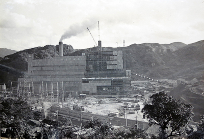 舊深澳電廠民國49年起機組陸續商轉，至56年時發電量占全台36.8%，是東南亞最大電廠。歷經729琳恩颱風大淹水及921地震，運轉超過40年的深澳電廠，在96年除役。 （台電提供）