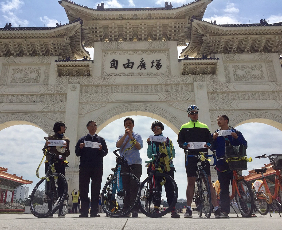 多個民間團體今(8)日在自由廣場發起「為王全璋而騎，為李明哲而騎」活動。 圖：台灣人權促進協會/提供
